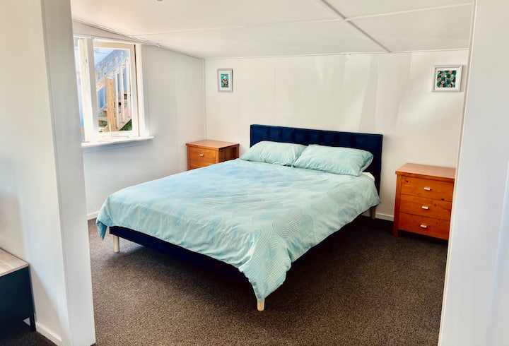 Kitanda cha malkia katika eneo la chumba cha kulala 