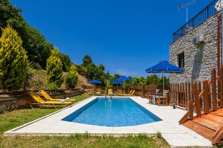 Charming Villa, 4 BD, 4 BA, pool, 3 km from sand!