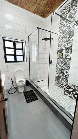 3min walk to beach. Modern Home gallery image 5