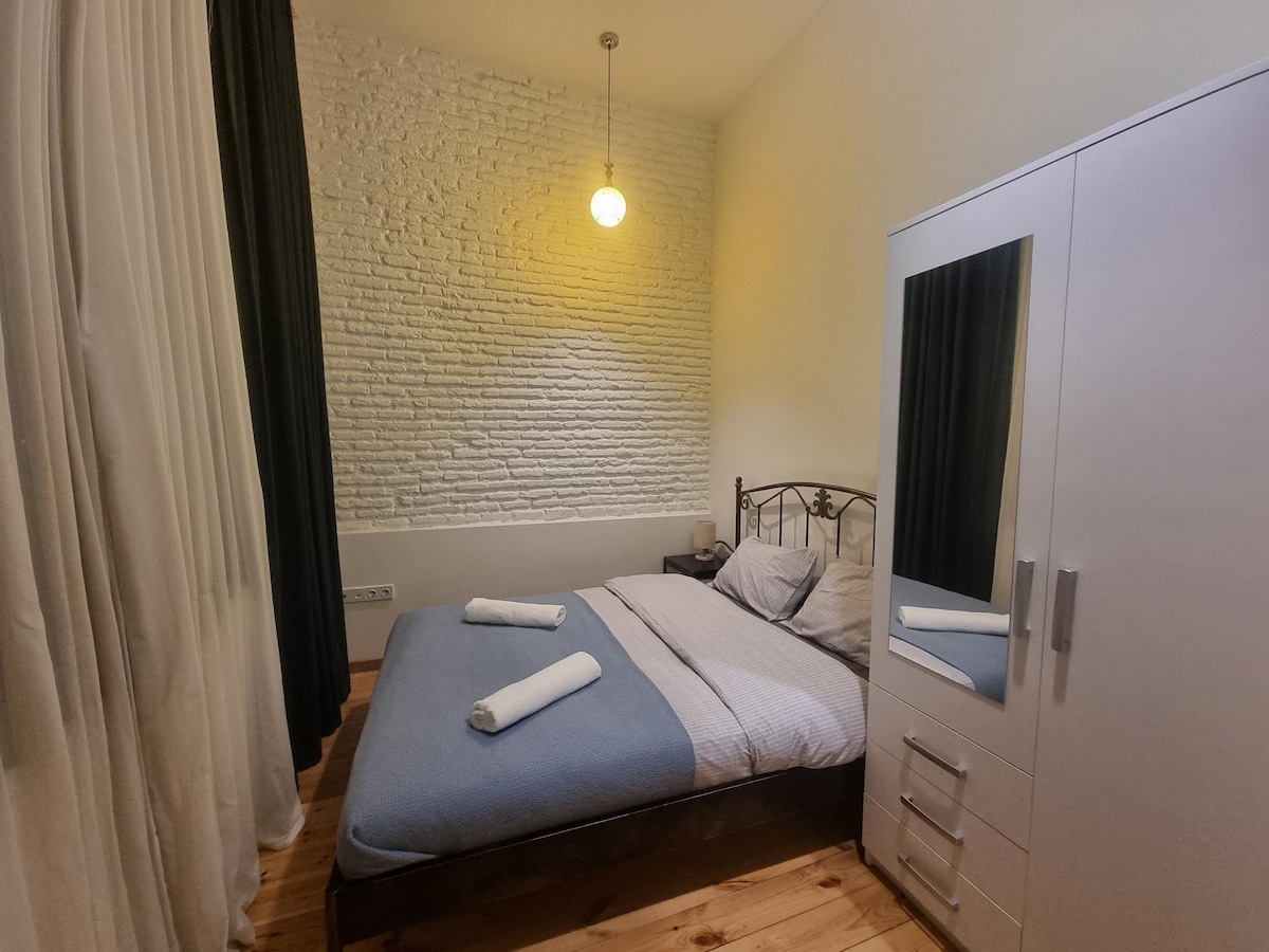 Спалня 1 (по - надолу)