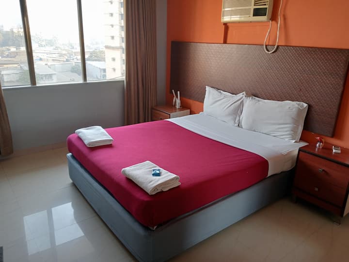 Spavaća soba ispunjena svjetlošću sa spojenom kupaonicom