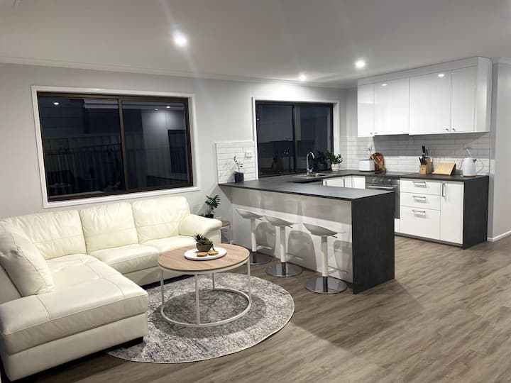 Relax By The Pool! Family Friendly Modern House - Redcliffe