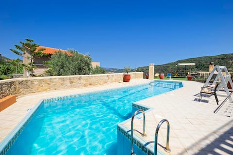 Topolia House, 4 BD, 4 BA, swimming pool, charming