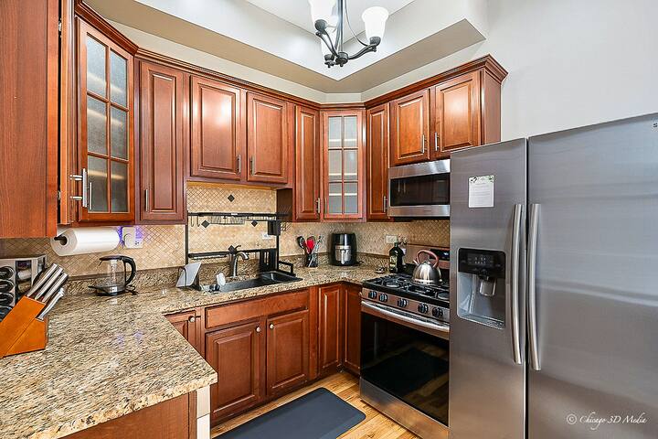 Spacious 5 BR / King Beds / Private Deck + Parking gallery image 5