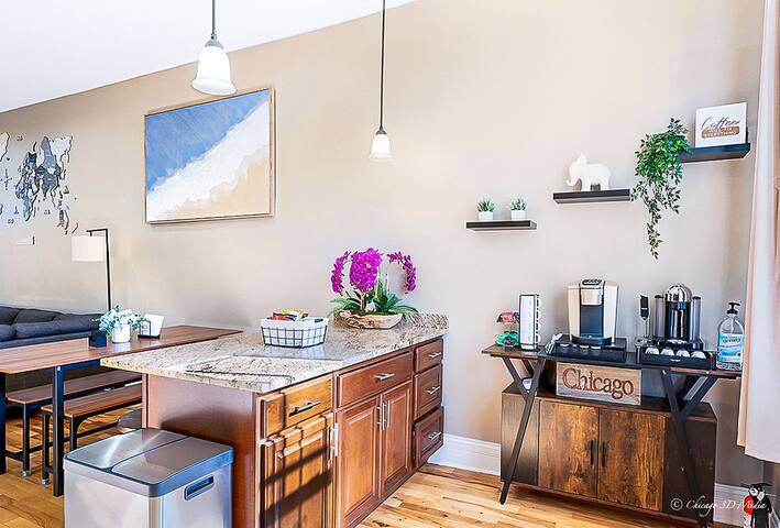 Spacious 5 BR / King Beds / Private Deck + Parking gallery image 4