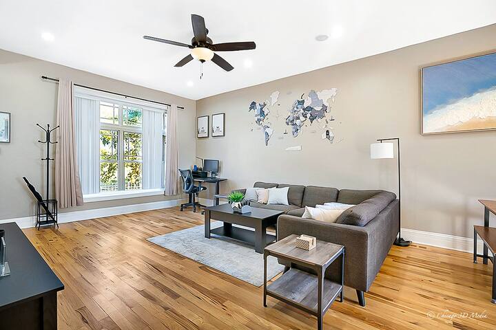 Spacious 5 BR / King Beds / Private Deck + Parking gallery image 3