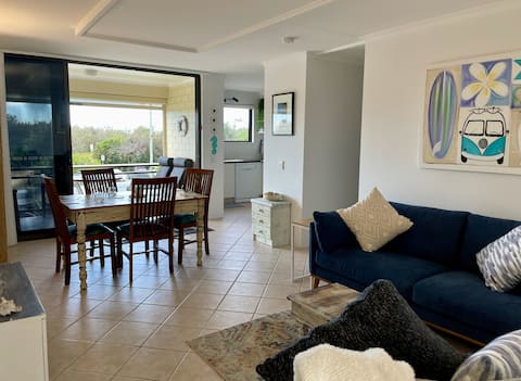 Top performing Airbnb: Footsteps to the sand in Maroochydore