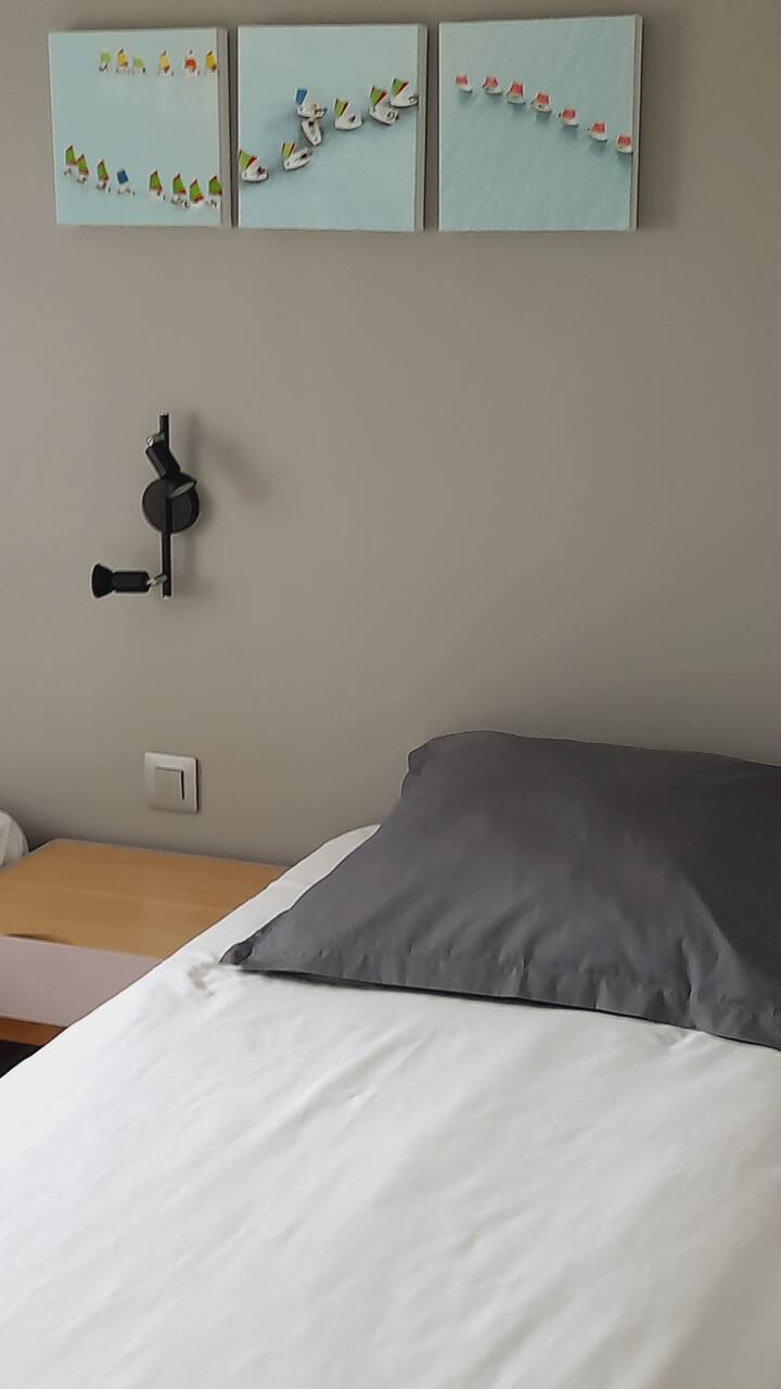 ოთახი 2 საწოლით 80X190
საშხაპით, ნიჟარით, უნიტაზითა და
ტელევიზორი