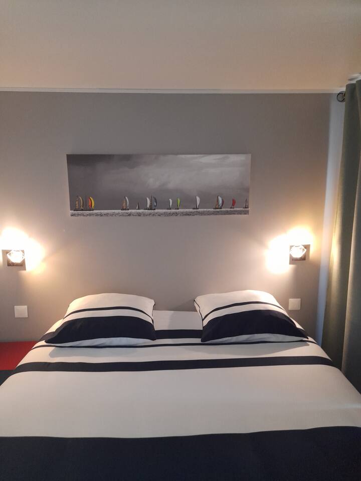 Საწოლი საძინებელში 160 × 200 სმ
საშხაპით, ნიჟარით, უნიტაზითა და
ტელევიზორი 