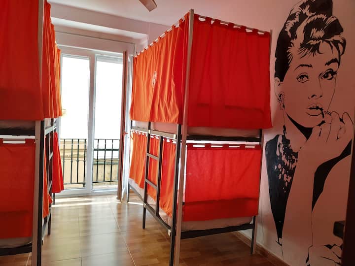 SummerHostel. Bed in room 4 Female beds Bed and breakfasts for Rent