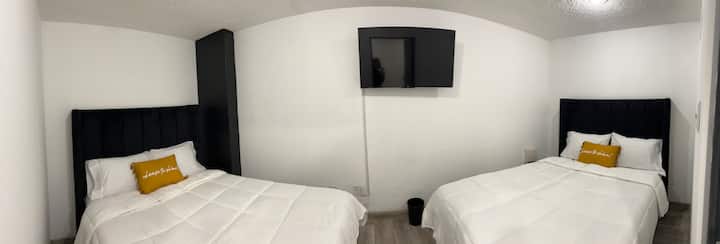 استمتع بمساحة نوم واسعة مع سريرين مزدوجين في غرفة النوم رقم 4.