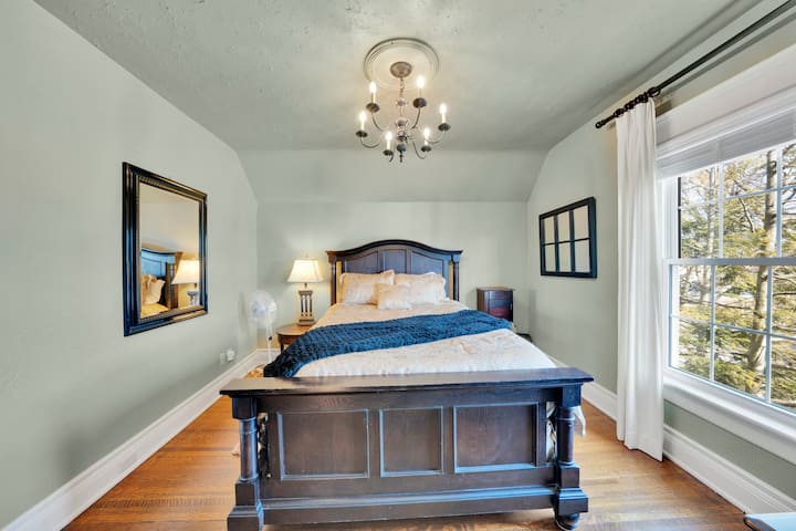 ¡Cómoda cama tamaño queen! 
(La ropa de cama puede diferir de las fotos)