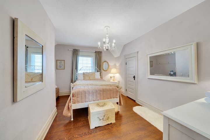 ¡Habitación grande con cómoda cama doble! 
(La ropa de cama puede diferir de las fotos)