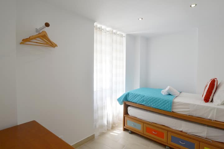 Quarto com beliche / საძინებელი ორსართულიანი საწოლით