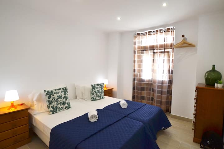 Ნომერი ორადგილიანი საწოლით / საძინებელი ორი ერთადგილიანი საწოლით