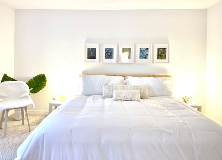 Კოტეჯის საძინებელი დიდი ზომის საწოლით.