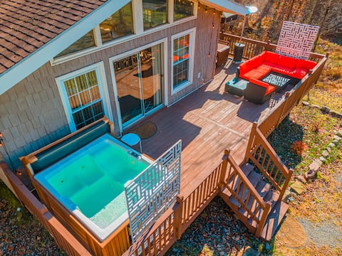 Nah Imma Stay Chalet Quiet Lake Retreat w/Hot Tub