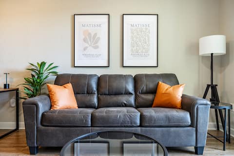 Popular Airbnb listing: Contemporary 1/1 King APT | Saltwater Heated Pool in Tampa International Airport