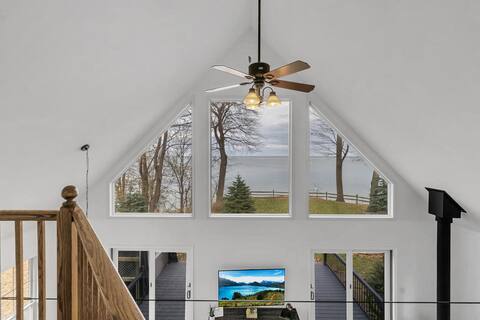 *HOT TUB | Lake Front | Stunning Views!