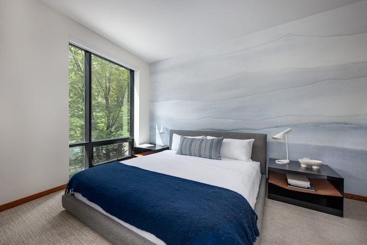 Deuxième chambre paisible avec lit queen size et salle de bain attenante.