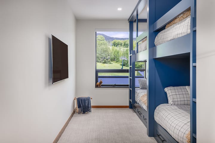 Troisième chambre avec deux ensembles de lits superposés avec matelas pleine grandeur - parfait pour les enfants ou un groupe d'amis !