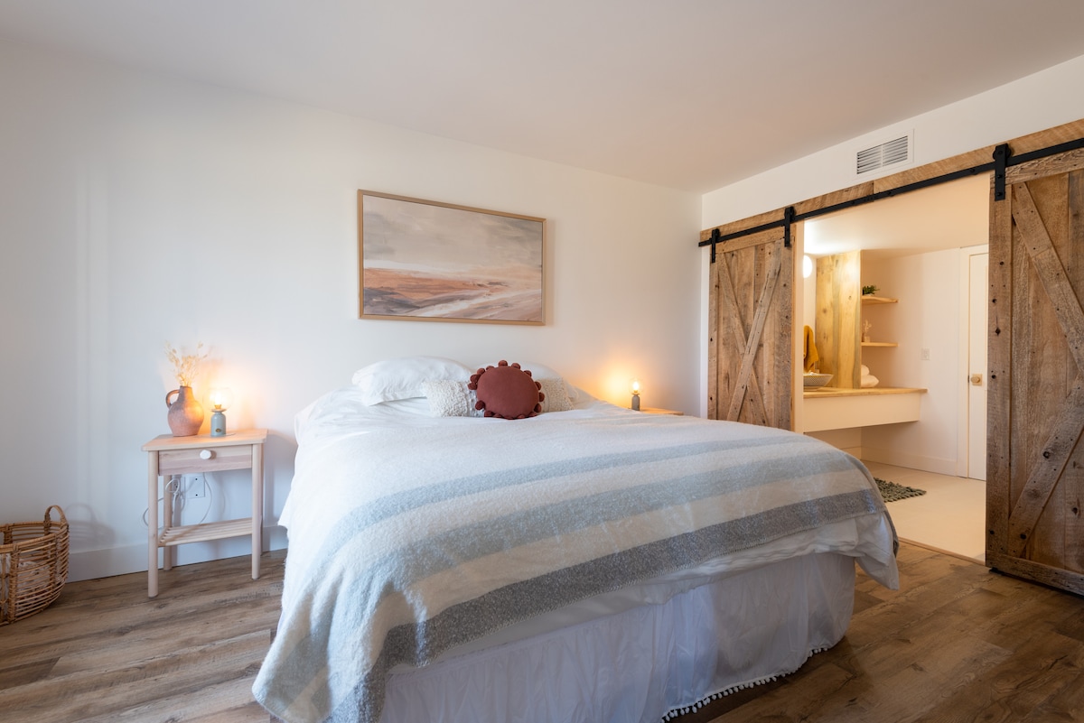 Bedroom with king size bed