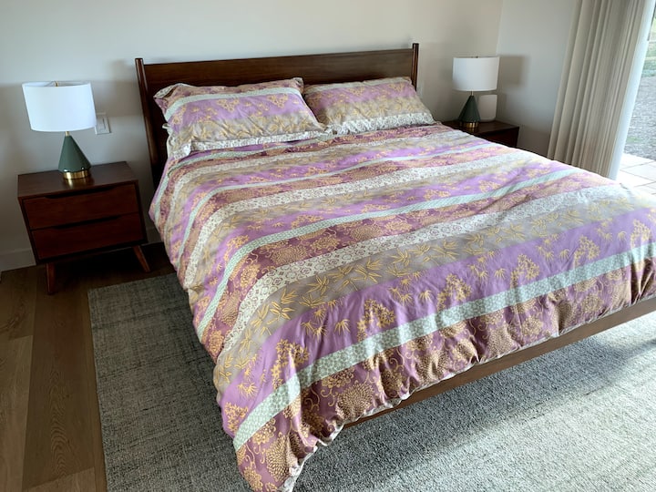 Основна спалня, легло тип „Кал Кинг“ и самостоятелна баня