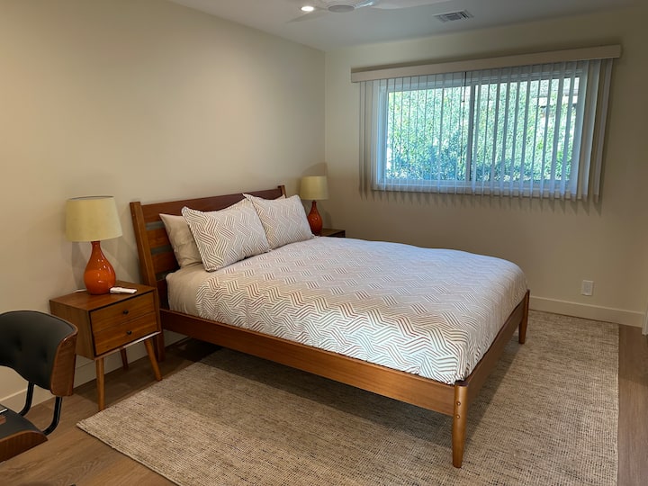 Втора спалня с двойно легло и бюро