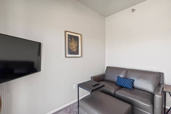 Beguiling Studio New Fresh & Safe W/pool & Gym - West Des Moines, IA