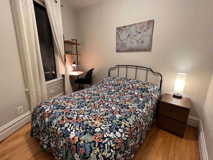 2ème chambre avec bureau et lit complet