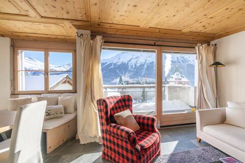 Luxury Penthouse: 3 Bedrooms, Lake View, Parking