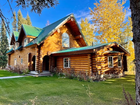 Luxury Lodge w/ Jacuzzi & Sauna Near Town