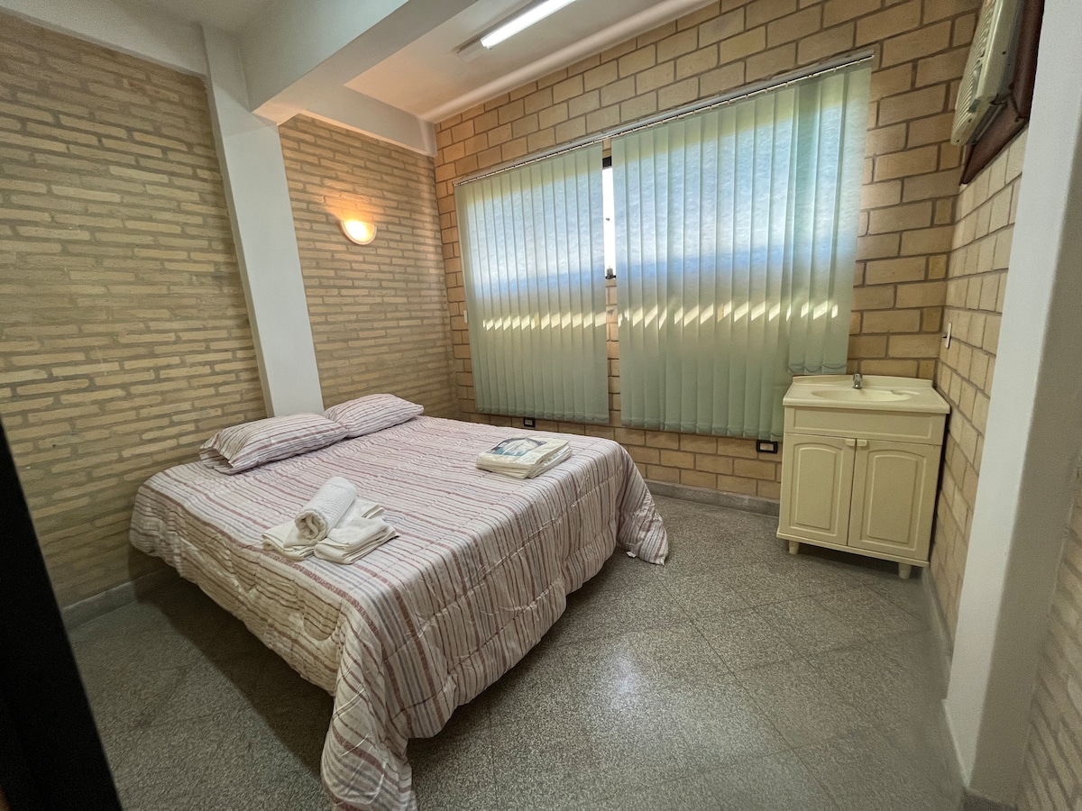 Dhomë gjumi me krevat dopio "King", dritare A/C dhe  pishinë për larjen e duarve dhe fytyrës.  