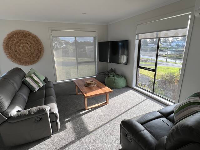 Beach and Riverfront views Port Fairy gallery image 4