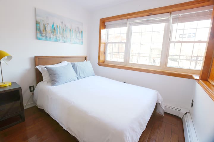 Free parking! 3 Bdrm + Sofa Bed. Safe Neighborhood