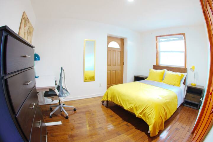 Free parking! 3 Bdrm + Sofa Bed. Safe Neighborhood gallery image 3