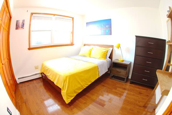 Free parking! 3 Bdrm + Sofa Bed. Safe Neighborhood gallery image 4