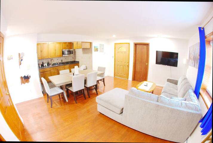 Free parking! 3 Bdrm + Sofa Bed. Safe Neighborhood gallery image 2