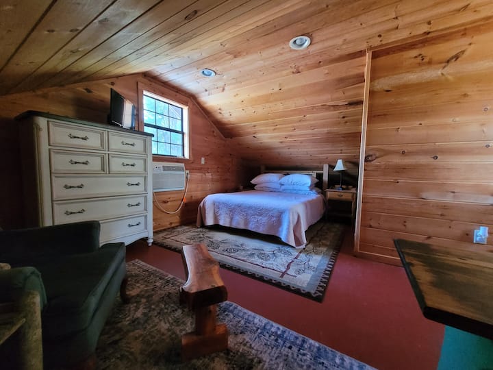 Le lit Queen Tuft and Needle niché dans le coin à l'étage offre de l'intimité.  La grande commode peut facilement accueillir deux personnes. Le coin salon offre un lieu calme pour lire ou se détendre loin de l'activité en bas ou pour la méditation matinale.