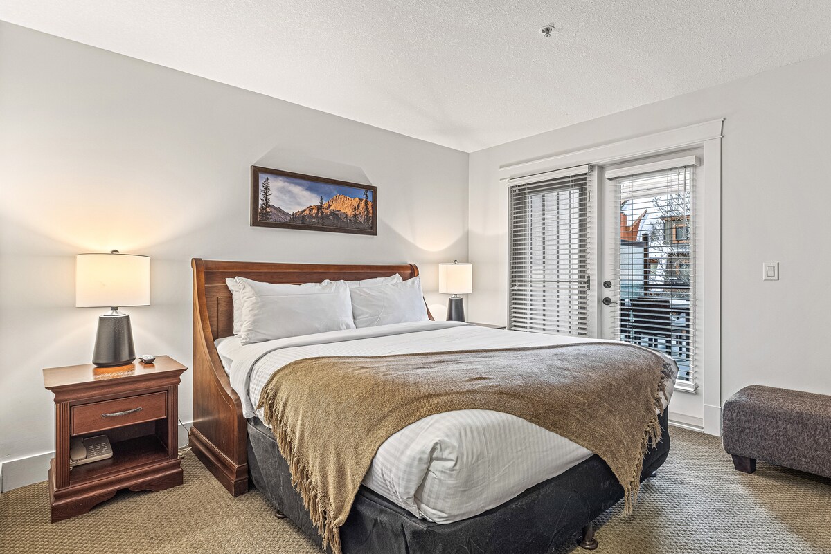 Спалня с врата към балкона.