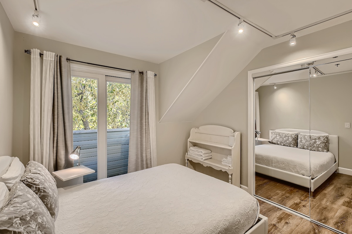 Bračna soba (160x200) s velikim ormarom i vrlo malim balkonom. Osigurane su zavjese za zamračivanje, najkvalitetnija posteljina, dodatne deke i štandovi s prtljagom.