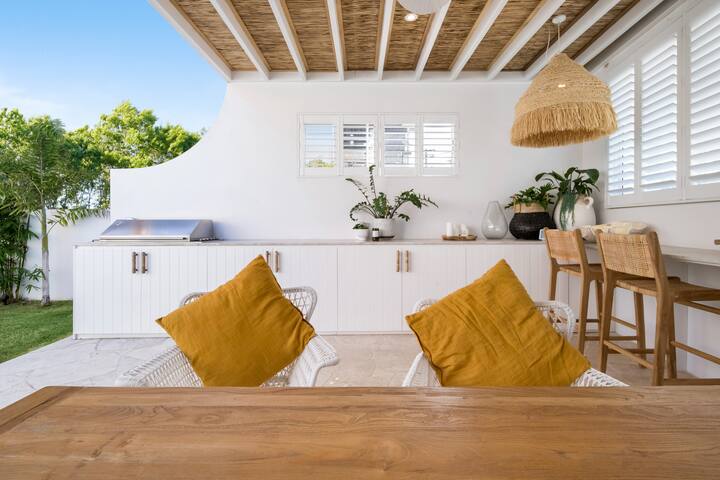 Clovelly beach house with pool gallery image 2