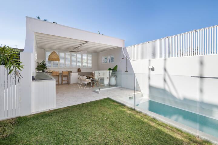 Clovelly beach house with pool