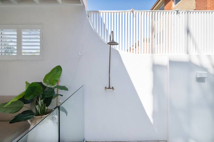 Clovelly beach house with pool gallery image 4