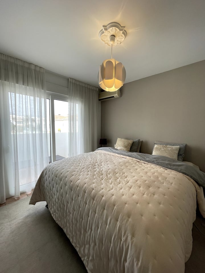 Sovrum 2 Plan 2
Cama matrimonial de 180 cm
Baño compartido con habitación 1
Balcón privado con sol al atardecer.