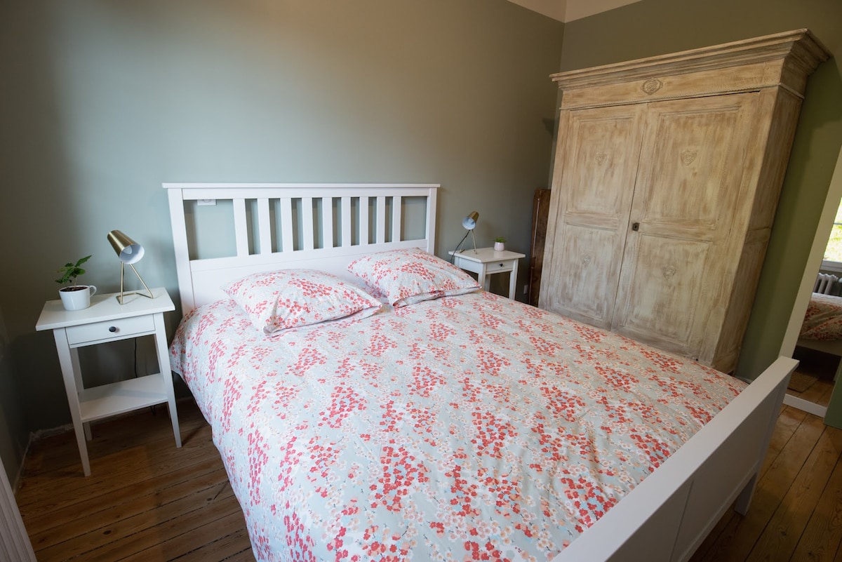 la habitación de louise, cama queen size queen size, baño con ducha, toda la ropa de cama de la casa es nueva y de alta gama para dormir lo más relajante posible