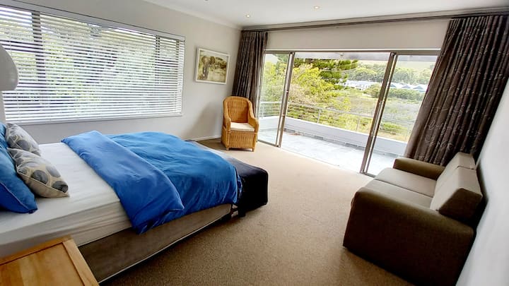 Segundo dormitorio principal con baño en suite y vestidor