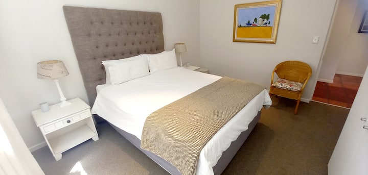 El dormitorio 4 ofrece una cama tamaño queen y tiene su propio baño con ducha.