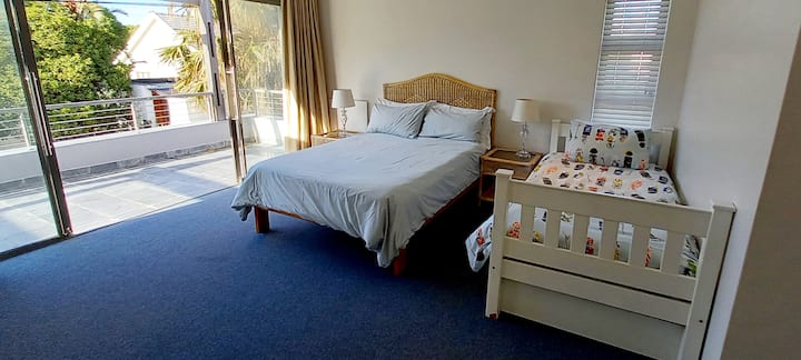 El dormitorio 6 ofrece una cama doble y una cama individual. El dormitorio comparte un baño familiar con bañera y ducha. La habitación abre a un balcón