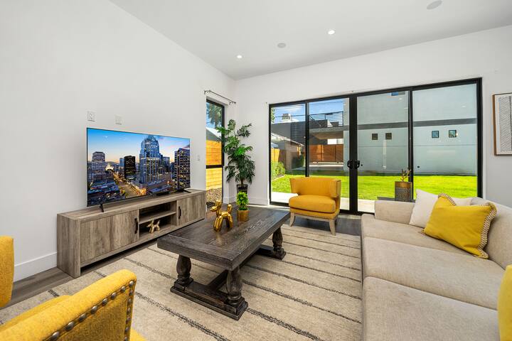 5BR/5.5BA Luxury Villa in Los Angeles with Parking gallery image 2